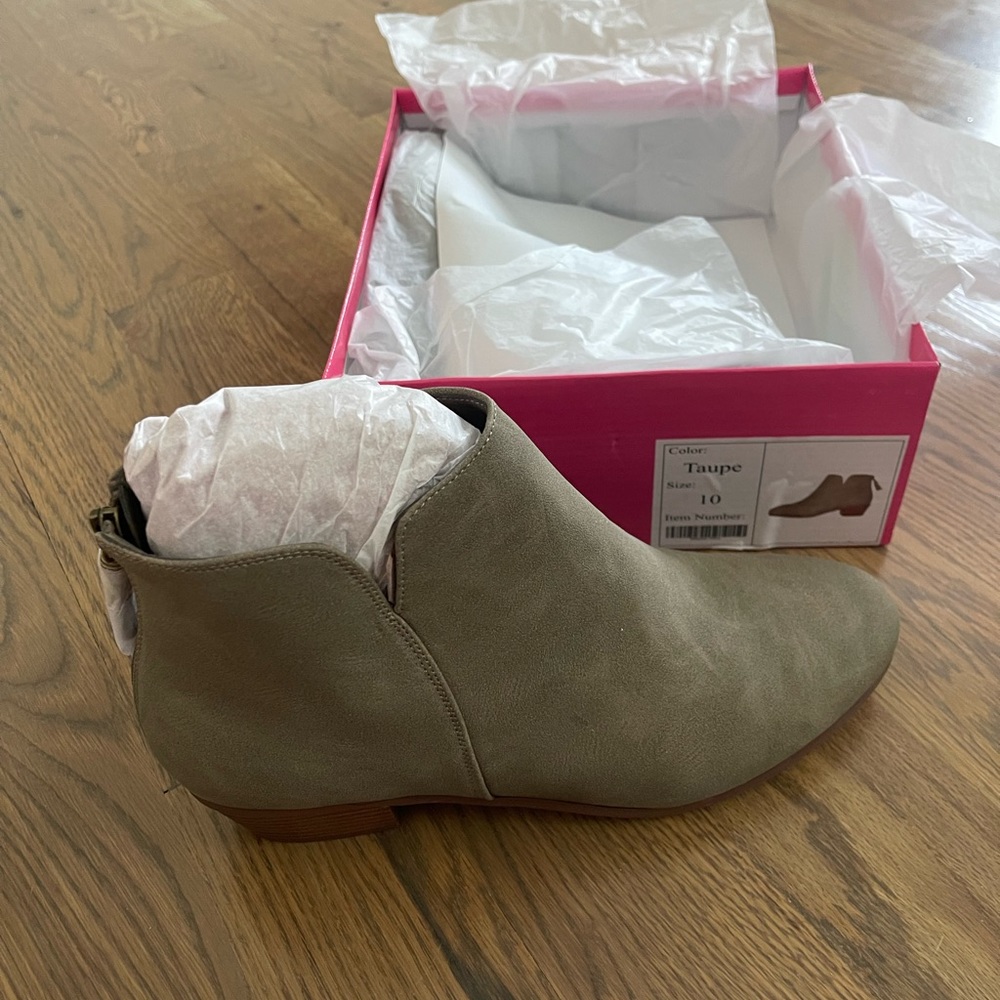 Size 10 Viv and Lou Taupe short boots